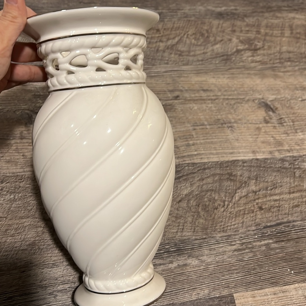 Lenox Artiste 624 Pierced Lattice Swirl Vase – Style 624-9411 – Ivory & Platinum - Picture 3 of 3
